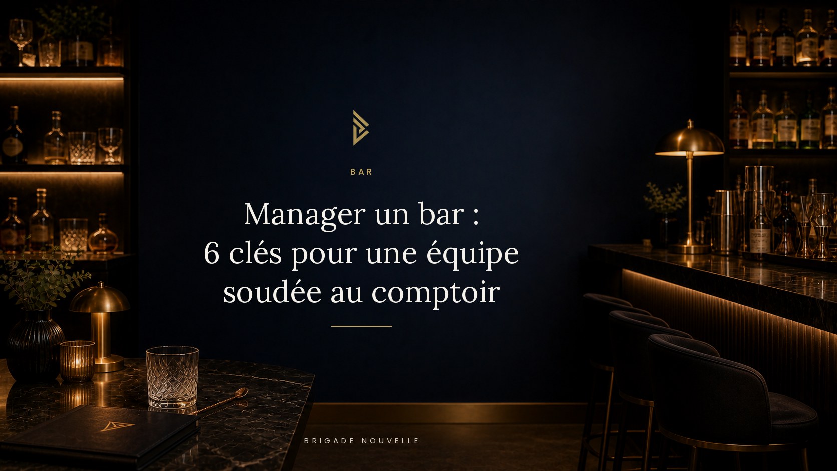 Bar à cocktails haut de gamme en lumière tamisée, illustration de l'article sur le management d'un bar